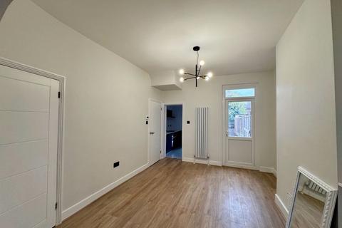 2 bedroom terraced house to rent, Westgate Road, London