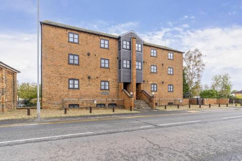 2 bedroom flat for sale, West Bank, Sutton Bridge, Spalding