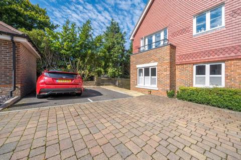 2 bedroom ground floor flat to rent, Headley Road, Grayshott