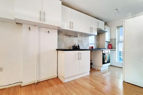 40 Garnham Close, London, N16 7LF