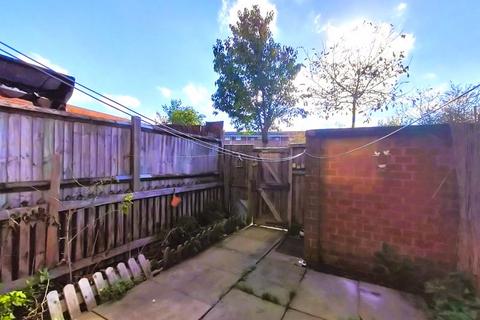 40 Garnham Close, London, N16 7LF