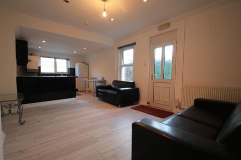 3 bedroom apartment to rent, Claude Road, Cardiff CF24