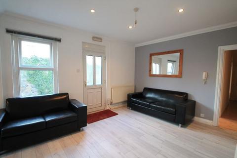 3 bedroom apartment to rent, Claude Road, Cardiff CF24