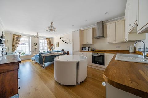 3 bedroom flat for sale, High Street, Winchester, Hampshire, SO23