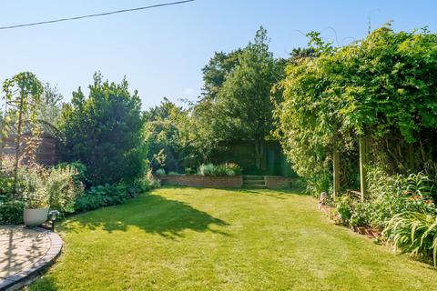 Middlebourne, 7 Barnes Close, Winchester, SO23 9QX
