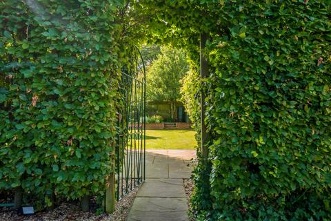 Middlebourne, 7 Barnes Close, Winchester, SO23 9QX