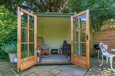 Middlebourne, 7 Barnes Close, Winchester, SO23 9QX