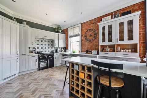 Middlebourne, 7 Barnes Close, Winchester, SO23 9QX