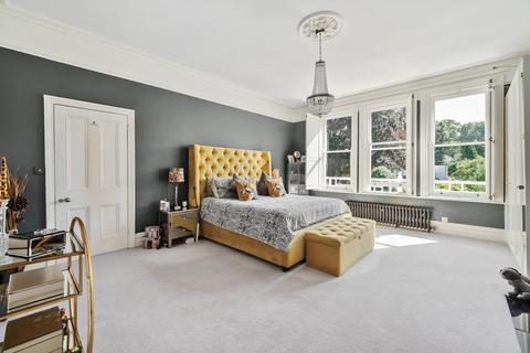 Middlebourne, 7 Barnes Close, Winchester, SO23 9QX