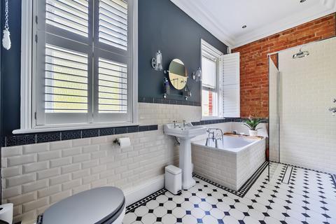 Middlebourne, 7 Barnes Close, Winchester, SO23 9QX