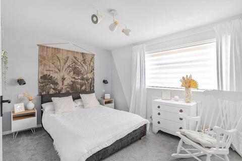 15 Gleneagles Close, Orpington, BR6 8DW