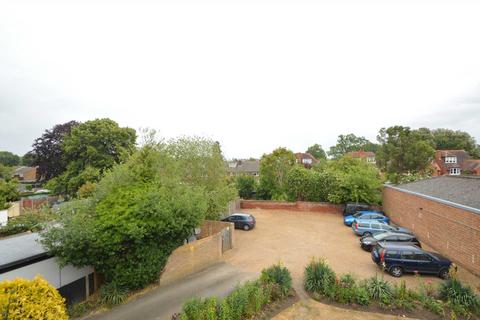 Maisonette to rent, ADDLESTONE