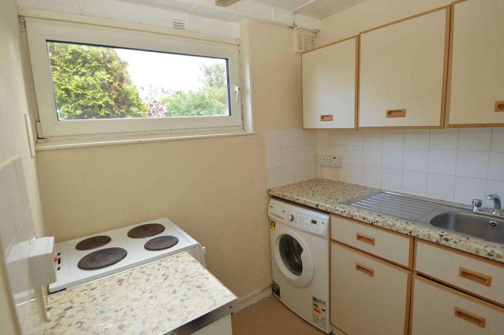 ADDLESTONE to rent £950 pcm (£219 pw)