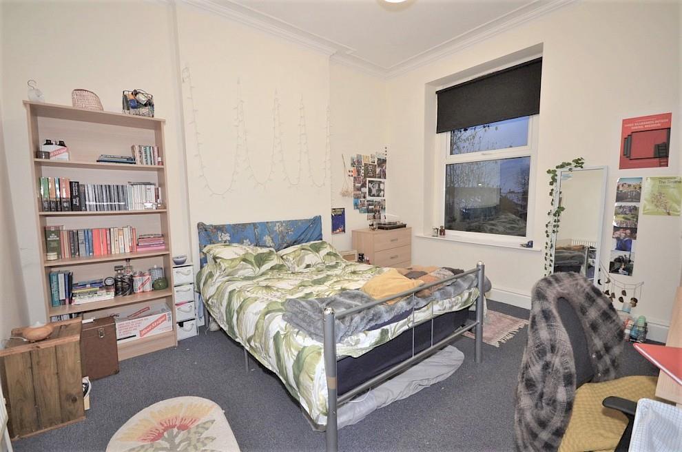 58-watson-rd-bedroom-2.990x0.jpg
