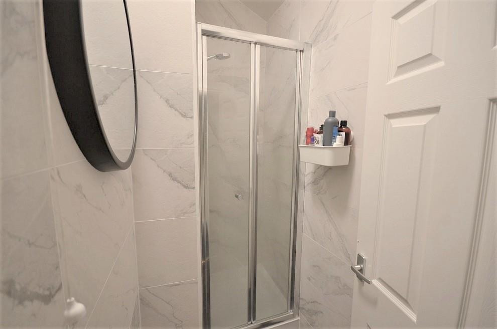 58-watson-rd-bathroom-2-z.990x0.jpg