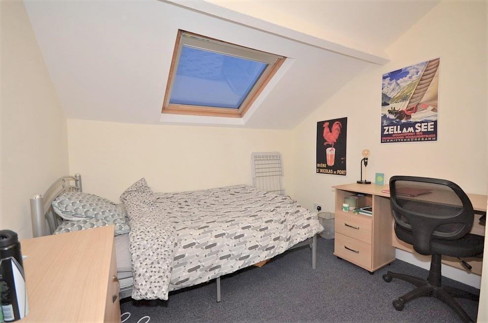 58-watson-rd-bedroom-5.990x0.jpg