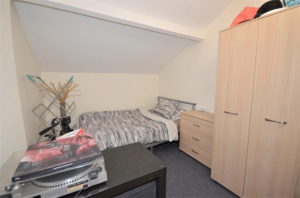 58-watson-rd-bedroom-6.990x0.jpg