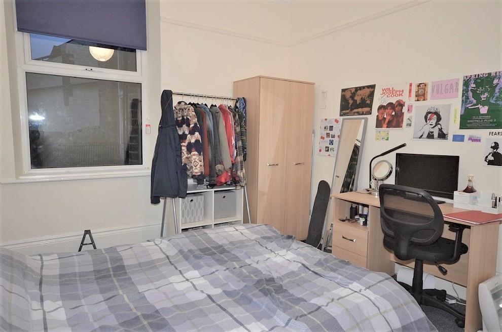58-watson-rd-bedroom-1.990x0.jpg