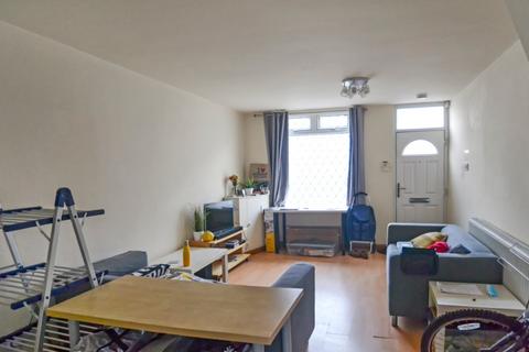 2 bedroom terraced house to rent, Damien Street, Manchester M12