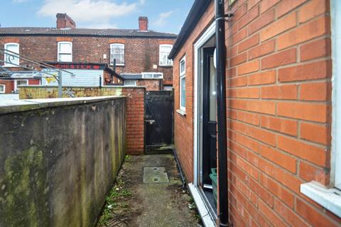 2 bedroom terraced house to rent, Damien Street, Manchester M12