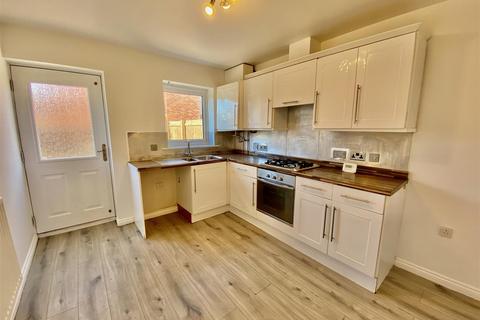 3 bedroom semi-detached house to rent, Grebe Close, Dunston, Gateshead