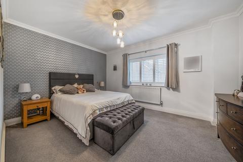 2 Alders Grove, Caterham, CR3 5FU