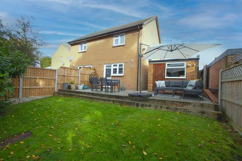 2 bedroom semi-detached house for sale, Rutherford Close, Billericay CM12