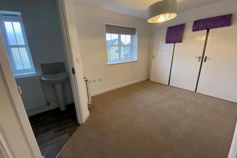 3 bedroom semi-detached house to rent, Fieldway Rise, Netherton, Huddersfield