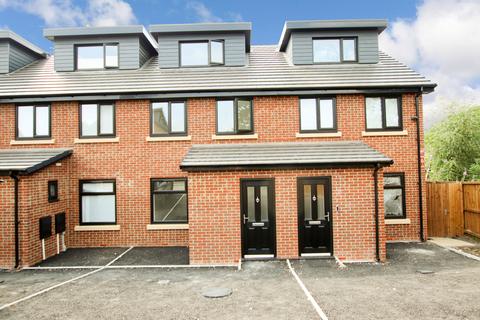 3 bedroom terraced house to rent, Yew Tree Close, Bolton, BL1