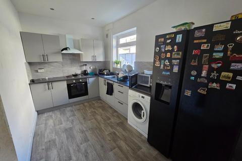 3 bedroom terraced house for sale, Oldham Road, Manchester M40