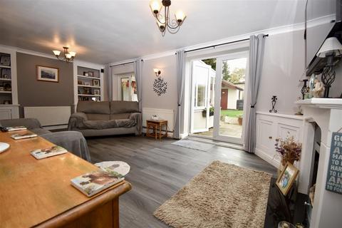 3 bedroom semi-detached house for sale, Castlegarth, Thornton-Le-Dale YO18