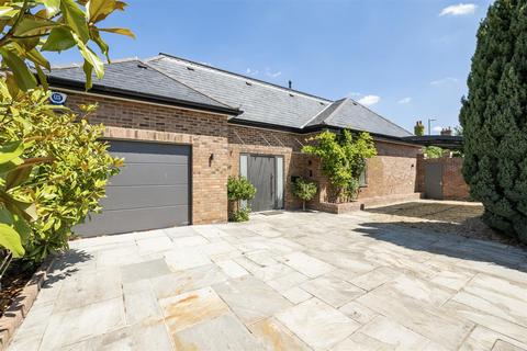 59 Burston Drive, Park Street, St Albans, AL2 2HP