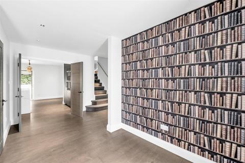 59 Burston Drive, Park Street, St Albans, AL2 2HP