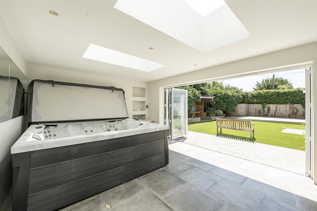Burston-Drive-17.jpg