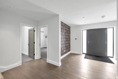 59 Burston Drive, Park Street, St Albans, AL2 2HP