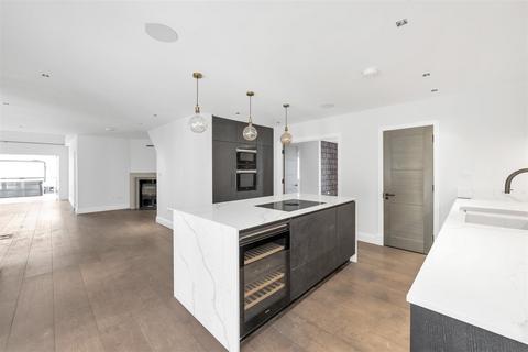 59 Burston Drive, Park Street, St Albans, AL2 2HP