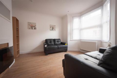 4 bedroom terraced house to rent, Lancaster Road, Canterbury