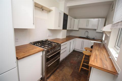 4 bedroom terraced house to rent, St Peters Grove, Canterbury