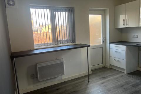 2 bedroom house to rent, Sorrel Drive, Walsall