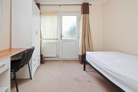 3 bedroom end of terrace house to rent, Godden Road, Canterbury (Hales Place)