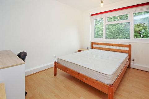 3 bedroom flat to rent, Beecroft Close, Canterbury