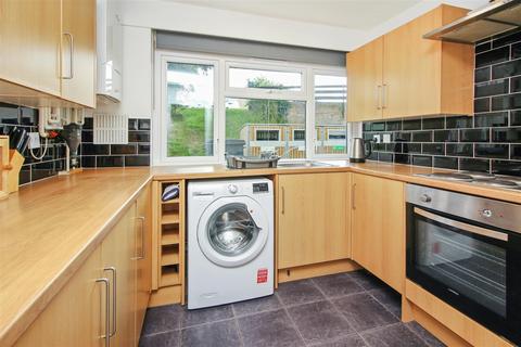 3 bedroom flat to rent, Beecroft Close, Canterbury