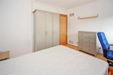 3 bedroom flat to rent, Beecroft Close, Canterbury