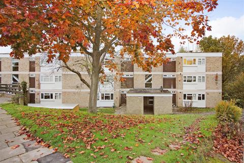 3 bedroom flat to rent, Beecroft Close, Canterbury