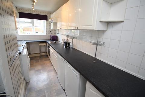 3 bedroom flat to rent, Tenterden Drive, Hales Place