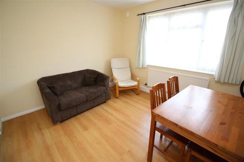 3 bedroom flat to rent, Tenterden Drive, Hales Place