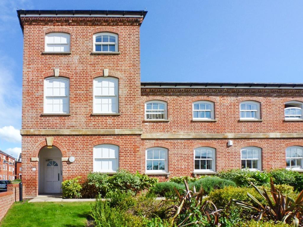 George Roche Road, Canterbury 2 bed flat - £1,300 pcm (£300 pw)