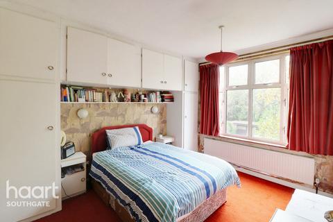 3 bedroom terraced house for sale, Windmill Gardens, Enfield