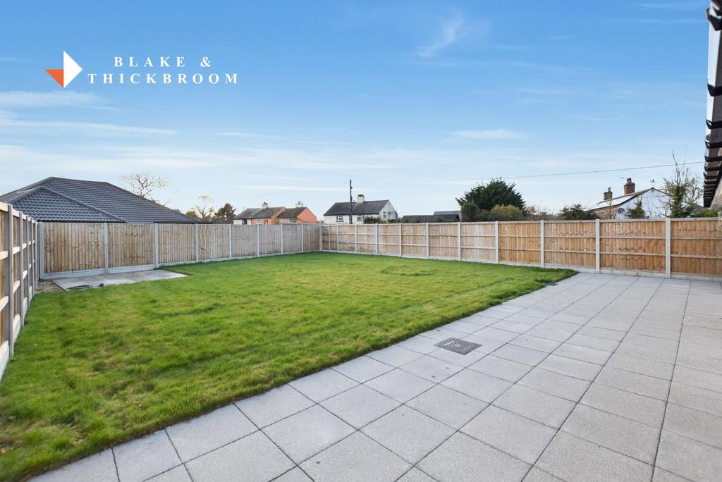 Lawned rear garden