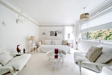 3 bedroom flat for sale, Meadway Court, The Ridings, Ealing W5